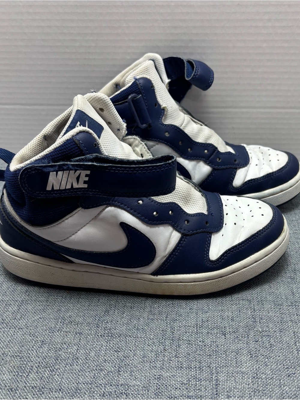 Nike Kids High-Top Sneakers in White and Navy Blue S058